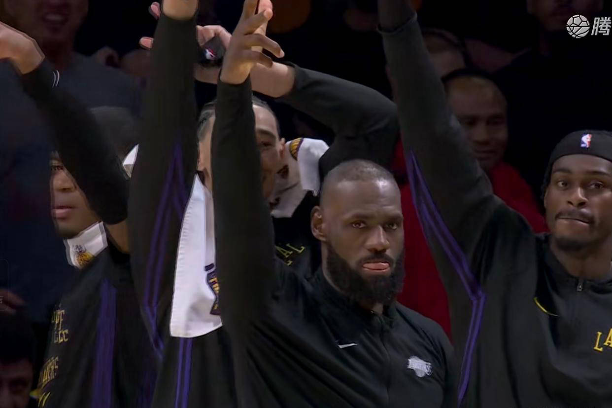 关于湖人球星三分绝杀，全场观众热烈欢呼，使用密码网上不是.的信息