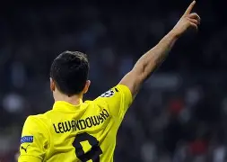  莱万多夫斯基连续五场比赛得分超过险胜风云突变上海海港今晚队长鼓劲，媒体一致点评：转会期马德里竞技备战西甲